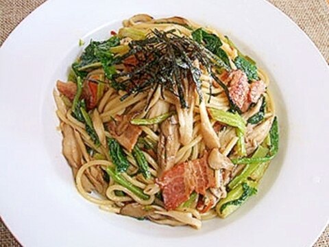 まいたけと小松菜の燻製風味パスタ